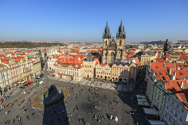 Prag. Den Gamle R�dhusplads - Starom?stsk� n�m?st� - med Tyn kirken i baggrunden - Chr�m Matky Bo�� p?ed T�nem; ; Prag; Tjekkiet; ; ; Sev�rdigheder