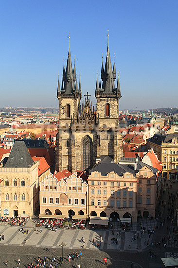 Prag. Den Gamle R�dhusplads - Starom?stsk� n�m?st� - med Tyn kirken i baggrunden - Chr�m Matky Bo�� p?ed T�nem; ; Prag; Tjekkiet; ; ; Sev�rdigheder