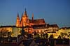 Sankt Vitus Katedralen. Sankt Vitus Katedralen set fra Karlsbroen - Karl?v most - i Prag  Prag Tjekkiet   Sev�rdigheder