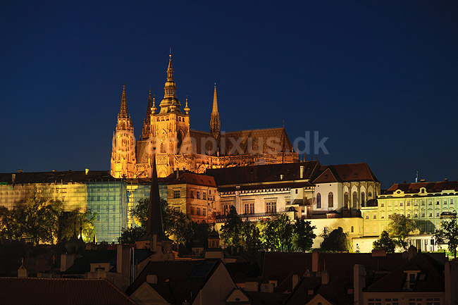 Sankt Vitus Katedralen. Sankt Vitus Katedralen set fra Karlsbroen - Karl?v most - i Prag; ; Prag; Tjekkiet; ; ; Sev�rdigheder