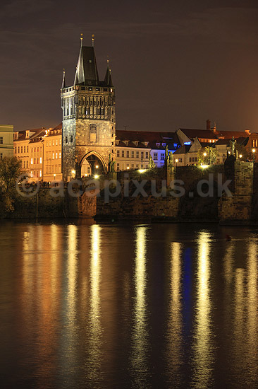 Prag. Brot�rnet og Karlsbroen over floden Vltava (tysk Moldau) i Prag; ; Prag; Tjekkiet; ; ; Sev�rdigheder