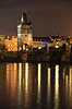 Prag. Brot�rnet og Karlsbroen over floden Vltava (tysk Moldau) i Prag  Prag Tjekkiet   Sev�rdigheder