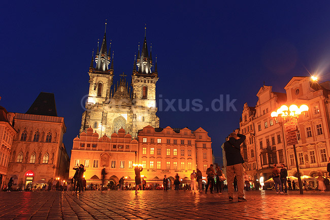 Prag. Den Gamle R�dhusplads - Starom?stsk� n�m?st� - med Tyn kirken i baggrunden - Chr�m Matky Bo�� p?ed T�nem; ; Prag; Tjekkiet; ; ; Sev�rdigheder