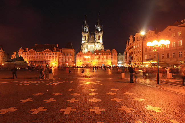 Prag. Den Gamle R�dhusplads - Starom?stsk� n�m?st� - med Tyn kirken i baggrunden - Chr�m Matky Bo�� p?ed T�nem; ; Prag; Tjekkiet; ; ; Sev�rdigheder