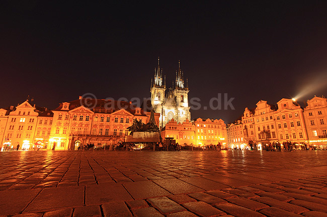Prag. Den Gamle R�dhusplads - Starom?stsk� n�m?st� - med Tyn kirken i baggrunden - Chr�m Matky Bo�� p?ed T�nem; ; Prag; Tjekkiet; ; ; Sev�rdigheder