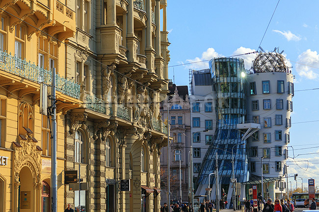 Prag. Huse lange gaden Masarykovo n�b?e�� i Prag - i baggrunden Det Dansende Hus - Tan?�c� d?m; ; Masarykovo n�b?e�� / Prag; Tjekkiet; ; ; Sev�rdigheder, arkitektur