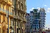 Prag. Huse lange gaden Masarykovo n�b?e�� i Prag - i baggrunden Det Dansende Hus - Tan?�c� d?m  Masarykovo n�b?e�� / Prag Tjekkiet   Sev�rdigheder, arkitektur