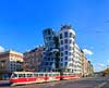 Det Dansende Hus. Sporvog k�rer foran Det Dansende Hus - Tan?�c� d?m -  i Prag  Prag Tjekkiet   Sev�rdigheder, arkitektur