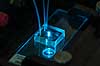 Microfluidics chip. Microfluidics chip monteriet over bl� laser i mikroskop. Andvendes til enkapsulering af enkelt celler i picodr�ber til efterf�lgende analyse p� enkelt celle niveau.   Danmark   Videnskab, bioteknologi, laboratorier, genmanipulation, proteinproduktion, enzymproduktion