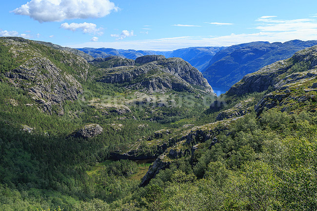 Fjeldlandskab. Landskabet n�r Preikestolen med Lysefjord i baggrunden; ; Preikestolen / Forsand / Stavanger; Norge; ; ; Vandring, vandretur, fjeldvandring