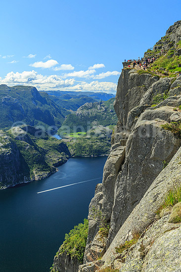 Preikestolen. Fjeldvandrere p� Preikestolen over Lysefjorden; ; Preikestolen / Forsand / Stavanger; Norge; ; ; Vandring, vandretur, fjeldvandring, Pulpit Rock, turisme