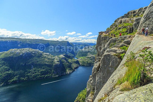 Preikestolen. Fjeldvandrere p� Preikestolen over Lysefjorden; ; Preikestolen / Forsand / Stavanger; Norge; ; ; Vandring, vandretur, fjeldvandring, Pulpit Rock, turisme