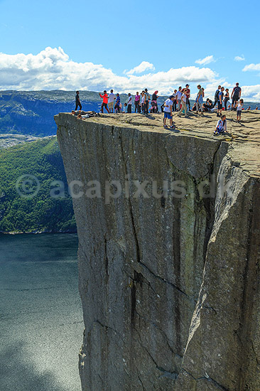 Preikestolen. Fjeldvandrere p� Preikestolen over Lysefjorden; ; Preikestolen / Forsand / Stavanger; Norge; ; ; Vandring, vandretur, fjeldvandring, Pulpit Rock, turisme