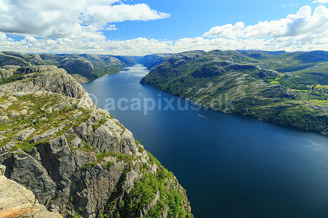 Lysefjorden. Landskabet n�r Preikestolen med Lysefjord i baggrunden; ; Preikestolen / Forsand / Stavanger; Norge; ; ; Vandring, vandretur, fjeldvandring