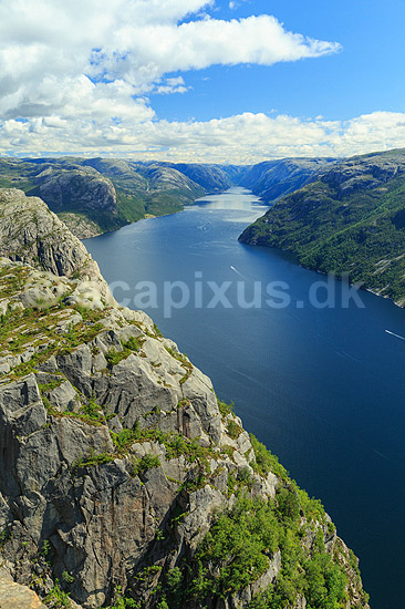 Lysefjorden. Landskabet n�r Preikestolen med Lysefjord i baggrunden; ; Preikestolen / Forsand / Stavanger; Norge; ; ; Vandring, vandretur, fjeldvandring
