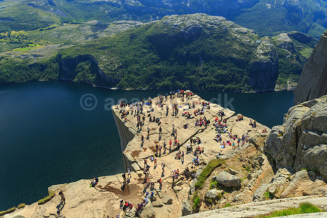 Preikestolen. Fjeldvandrere p� Preikestolen over Lysefjorden; ; Preikestolen / Forsand / Stavanger; Norge; ; ; Vandring, vandretur, fjeldvandring, Pulpit Rock, turisme