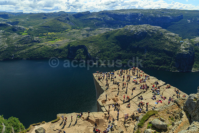 Preikestolen. Fjeldvandrere p� Preikestolen over Lysefjorden; ; Preikestolen / Forsand / Stavanger; Norge; ; ; Vandring, vandretur, fjeldvandring, Pulpit Rock, turisme