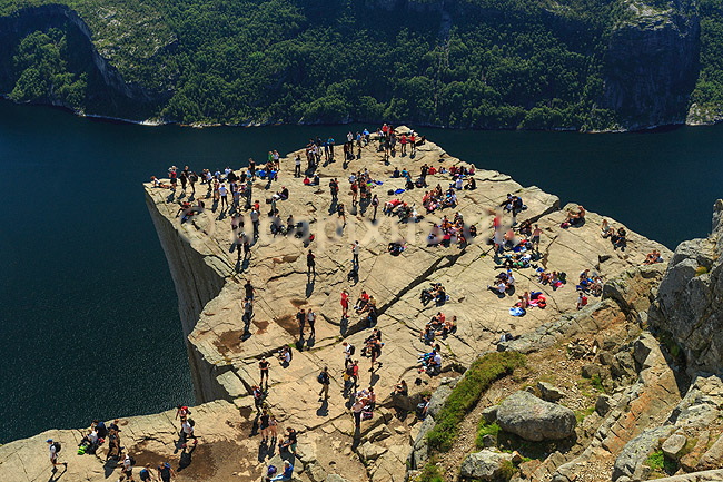 Preikestolen. Fjeldvandrere p� Preikestolen over Lysefjorden; ; Preikestolen / Forsand / Stavanger; Norge; ; ; Vandring, vandretur, fjeldvandring, Pulpit Rock, turisme
