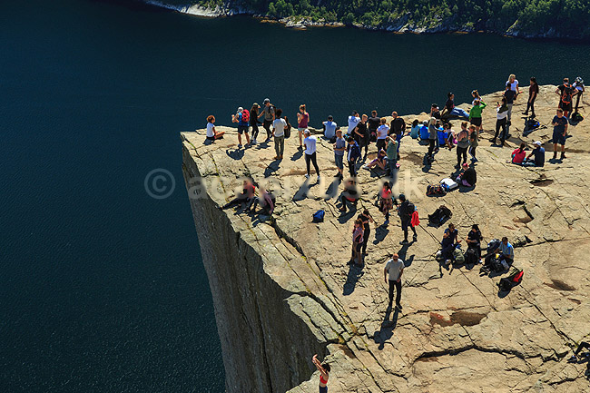 Preikestolen. Fjeldvandrere p� Preikestolen over Lysefjorden; ; Preikestolen / Forsand / Stavanger; Norge; ; ; Vandring, vandretur, fjeldvandring, Pulpit Rock, turisme