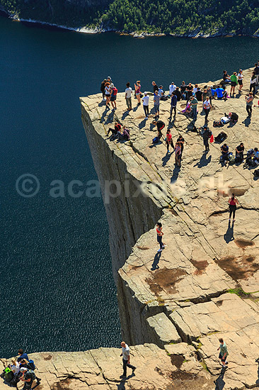 Preikestolen. Fjeldvandrere p� Preikestolen over Lysefjorden; ; Preikestolen / Forsand / Stavanger; Norge; ; ; Vandring, vandretur, fjeldvandring, Pulpit Rock, turisme