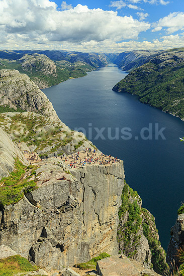 Preikestolen. Fjeldvandrere p� Preikestolen over Lysefjorden; ; Preikestolen / Forsand / Stavanger; Norge; ; ; Vandring, vandretur, fjeldvandring, Pulpit Rock, turisme