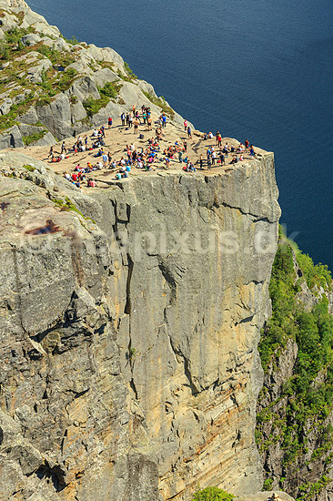 Preikestolen. Fjeldvandrere p� Preikestolen over Lysefjorden; ; Preikestolen / Forsand / Stavanger; Norge; ; ; Vandring, vandretur, fjeldvandring, Pulpit Rock, turisme