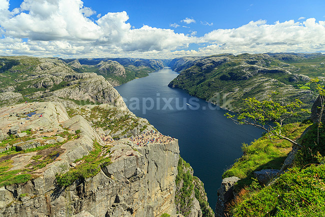 Preikestolen. Fjeldvandrere p� Preikestolen over Lysefjorden; ; Preikestolen / Forsand / Stavanger; Norge; ; ; Vandring, vandretur, fjeldvandring, Pulpit Rock, turisme