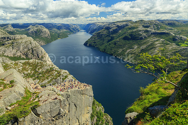 Preikestolen. Fjeldvandrere p� Preikestolen over Lysefjorden; ; Preikestolen / Forsand / Stavanger; Norge; ; ; Vandring, vandretur, fjeldvandring, Pulpit Rock, turisme