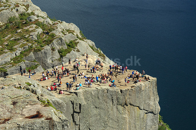 Preikestolen. Fjeldvandrere p� Preikestolen over Lysefjorden; ; Preikestolen / Forsand / Stavanger; Norge; ; ; Vandring, vandretur, fjeldvandring, Pulpit Rock, turisme