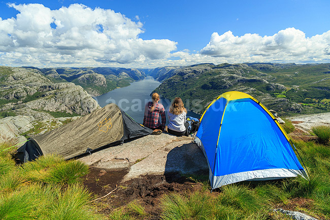Lysefjorden. Fjeldvandrere nyder udsigten over Lysefjord. De er overnattet i telte n�r Preikestolen; ; Preikestolen / Forsand / Stavanger; Norge; ; ; Vandring, vandretur, fjeldvandring, turisme, camping
