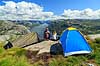 Lysefjorden. Fjeldvandrere nyder udsigten over Lysefjord. De er overnattet i telte n�r Preikestolen  Preikestolen / Forsand / Stavanger Norge   Vandring, vandretur, fjeldvandring, turisme, camping