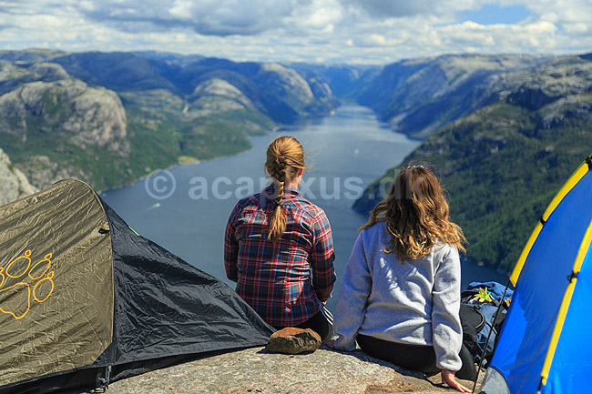 Lysefjorden. Fjeldvandrere nyder udsigten over Lysefjord. De er overnattet i telte n�r Preikestolen; ; Preikestolen / Forsand / Stavanger; Norge; ; ; Vandring, vandretur, fjeldvandring, turisme, camping