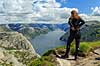 Lysefjorden. Fjeldvandrer nyder udsigten over Lysefjord n�r Preikestolen  Preikestolen / Forsand / Stavanger Norge   Vandring, vandretur, fjeldvandring, turisme, camping