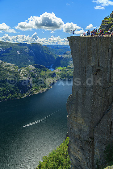 Preikestolen. Fjeldvandrere p� Preikestolen over Lysefjorden; ; Preikestolen / Forsand / Stavanger; Norge; ; ; Vandring, vandretur, fjeldvandring, Pulpit Rock, turisme