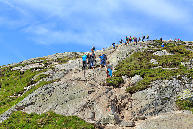 Fjeldvandrere. Vandrere p� fjeldet p� vej imod Kjeragbolten; ; Kjerag / Stavanger; Norge; ; ; Vandring, vandretur, fjeldvandring, turisme