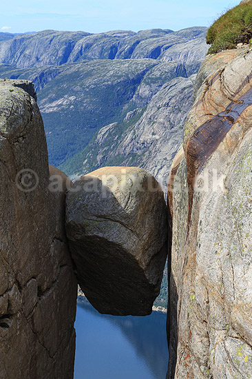 Kjeragbolten. Kjeragbolten klemt fast imellem to klippesider 1000 meter (ja) over Lysefjord; ; Kjerag / Stavanger; Norge; ; ; Vandring, vandretur, fjeldvandring, turisme, hiking