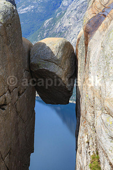 Kjeragbolten. Kjeragbolten klemt fast imellem to klippesider 1000 meter (ja) over Lysefjord; ; Kjerag / Stavanger; Norge; ; ; Vandring, vandretur, fjeldvandring, turisme, hiking