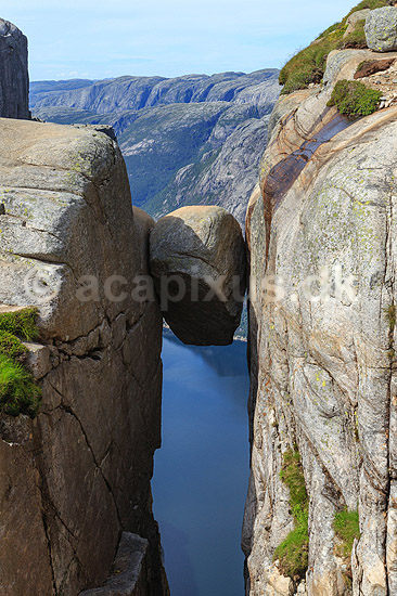 Kjeragbolten. Kjeragbolten klemt fast imellem to klippesider 1000 meter (ja) over Lysefjord; ; Kjerag / Stavanger; Norge; ; ; Vandring, vandretur, fjeldvandring, turisme, hiking