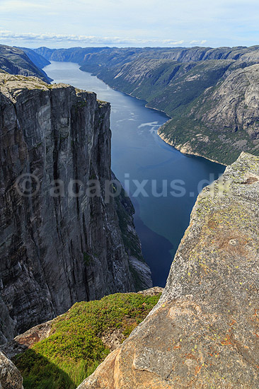 Lysefjorden. Landskabet n�r Kjeragbolten med Lysefjord i baggrunden; ; Kjerag / Stavanger; Norge; ; ; Vandring, vandretur, fjeldvandring