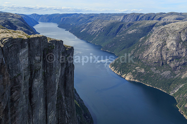 Lysefjorden. Landskabet n�r Kjeragbolten med Lysefjord i baggrunden; ; Kjerag / Stavanger; Norge; ; ; Vandring, vandretur, fjeldvandring