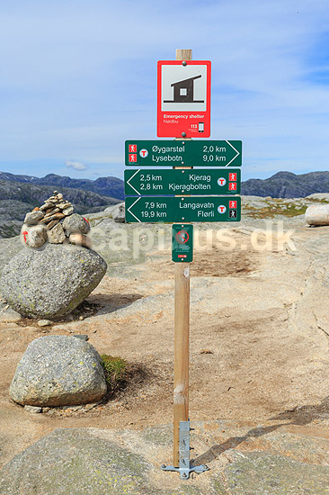 Skilt. Skilt p� sti n�r Kjeragbolten angiver afstand til forskellige destinationer; ; Kjerag / Stavanger; Norge; ; ; Vandring, vandretur, fjeldvandring