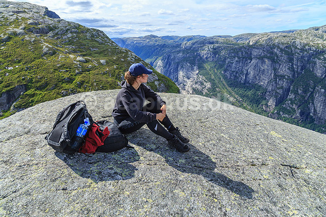 Fjeldvandrer. Fjeldvandrer nyder udsigten over fjeldet n�r Kjeragbolten; ; Kjerag / Stavanger; Norge; ; ; Vandring, vandretur, fjeldvandring, turisme, hiking