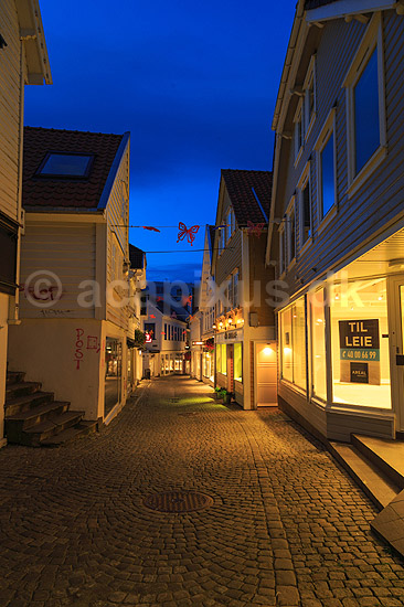 Stavanger. Bybillede i S�regata i den gamle by i Stavanger i skumringen; ; S�regata / Stavanger; Norge; ; ; Bybilleder gadebilled