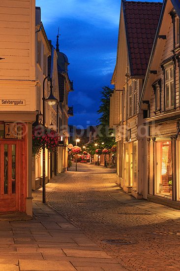 Stavanger. Bybillede i �sterv�g gaden i den gamle by i Stavanger i skumringen; ; �sterv�g / Stavanger; Norge; ; ; Bybilleder gadebilled