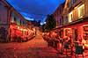 Stavanger. Bybillede med cafeer i Fargegaten i den gamle by i Stavanger i skumringen  Fargegaten / �vre Holmegate / Stavanger Norge   Bybilleder gadebilled