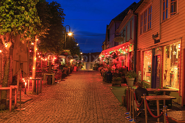 Stavanger. Bybillede med cafeer i Fargegaten i den gamle by i Stavanger i skumringen; ; Fargegaten / �vre Holmegate / Stavanger; Norge; ; ; Bybilleder gadebilled