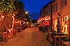 Stavanger. Bybillede med cafeer i Fargegaten i den gamle by i Stavanger i skumringen  Fargegaten / �vre Holmegate / Stavanger Norge   Bybilleder gadebilled