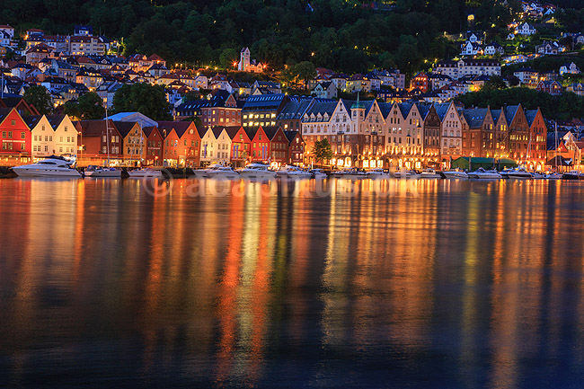 Bergen. Bryggen i Bergen i skumringen; ; Bergen; Norge; ; ; Turisme, sev�rdigheder