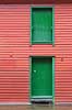 Bergen. D�re p� facade i Bryggen i Bergen  Bryggen / Bergen Norge   Turisme, sev�rdigheder, gr�n, r�d, farver