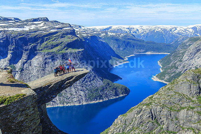 Trolltunga. Fjeldvandrere p� Trolltunga, en klippeformation der stikker ud af klippesiden 700 meter over Ringedalvatnet n�r Hardangervidda National Park; ; Trolltunga / Tyssedal; Norge; ; ; Vandring, vandretur, fjeldvandring, turisme, hiking